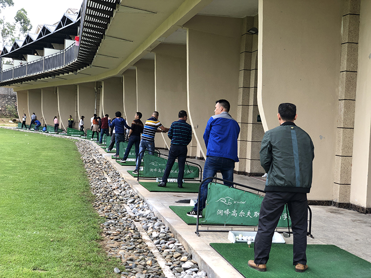 同事在打高尔夫 同事在打高尔夫